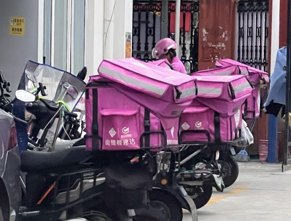 金鑫优配 实探超载风波下的山姆云仓：机制促使骑手为增收“超载”，山姆回应将配三轮、四轮车